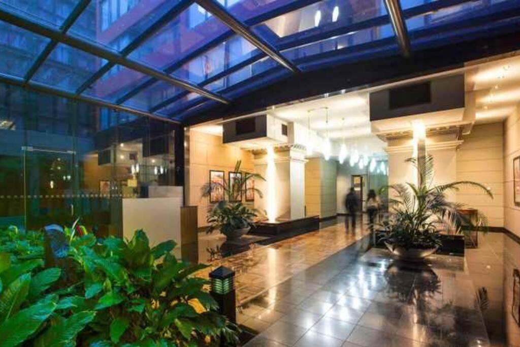 Luxury - Pool, Gym, Views & Free Parking Apartment