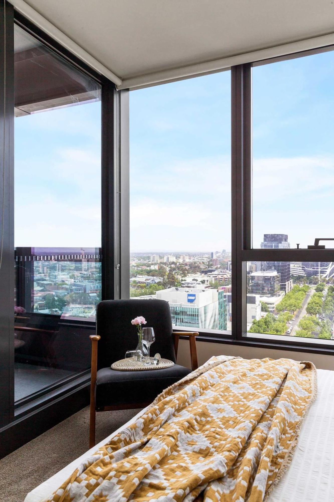 A Modern & Cozy 2br With Views *