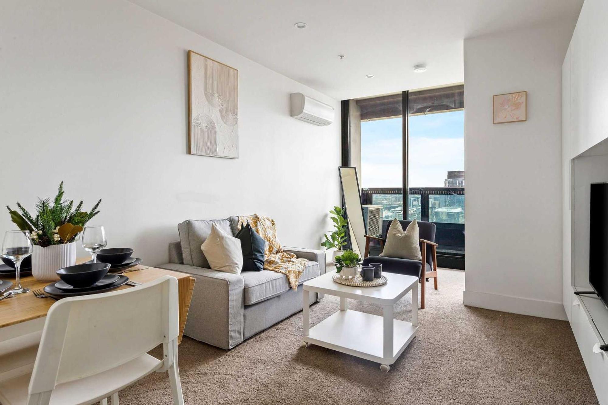 A Modern & Cozy 2br With Views Melbourne