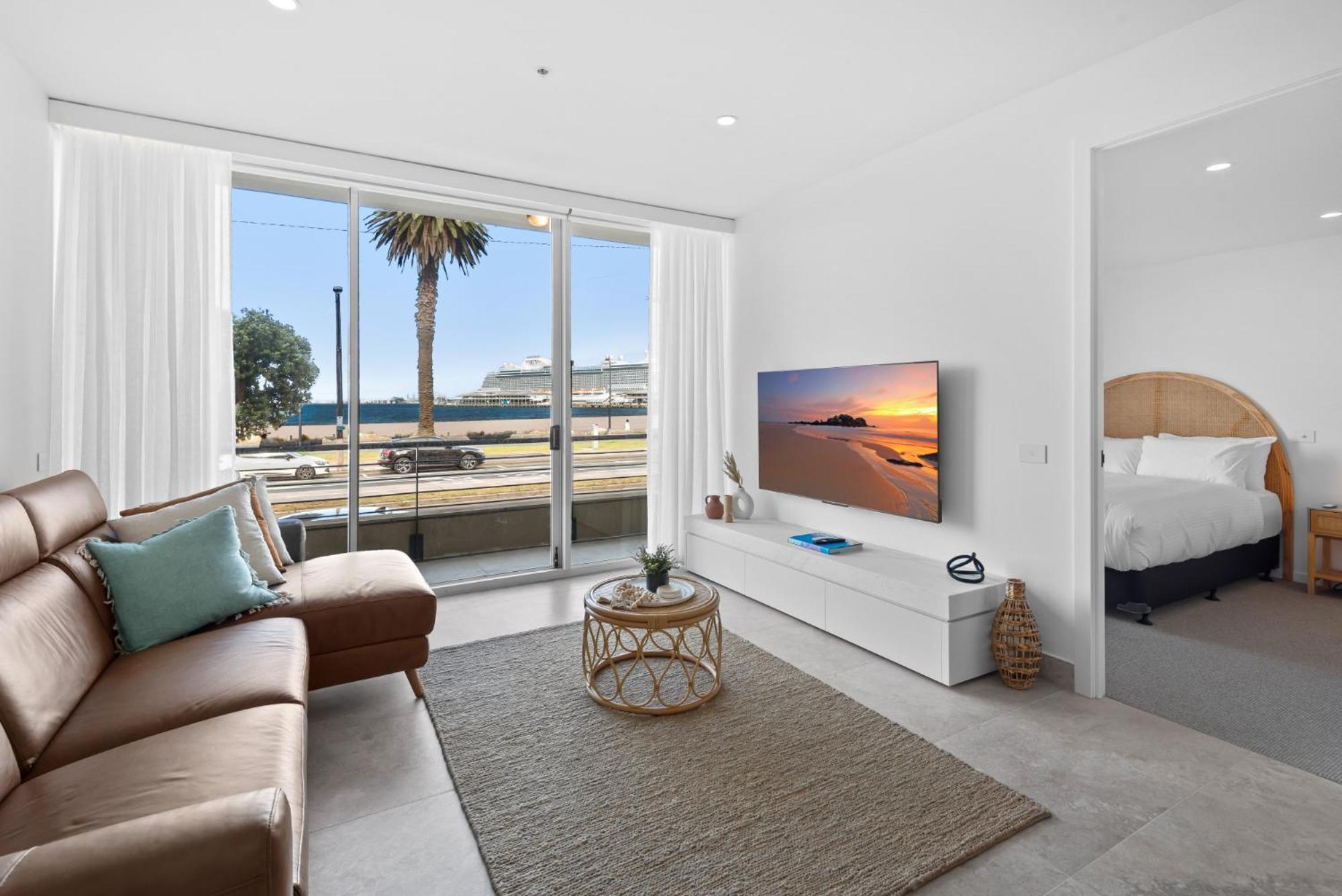 Bespoke 2-bed Beachfront Apartment *