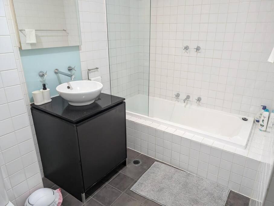 Apartment 2 Bdr On Collins St, *