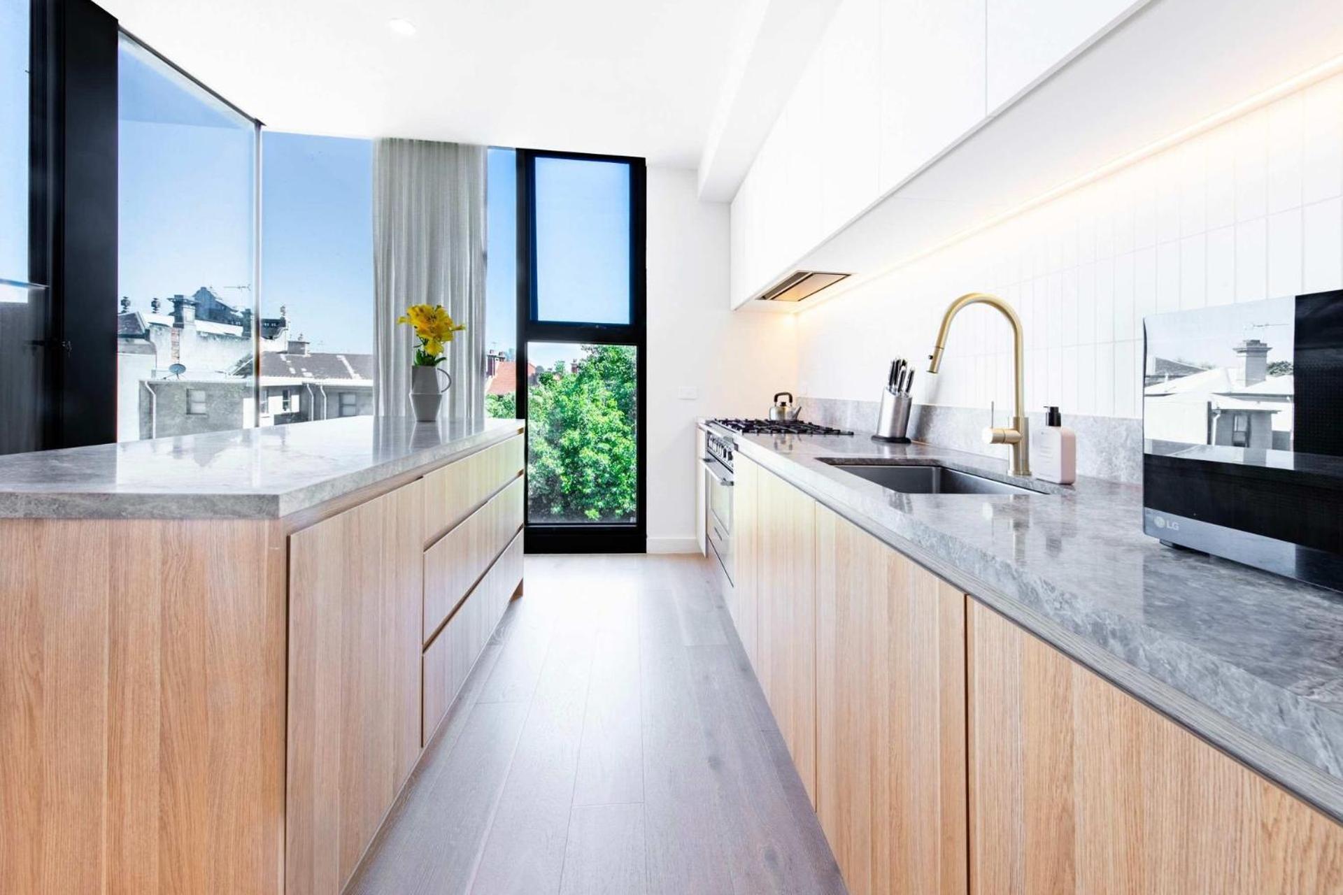 3-level Retreat - Rooftop Views & Coastal Comfort Apartment *