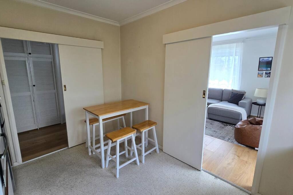 Elsternwick Easy Living - 2 Bedroom Sleeping 4 *