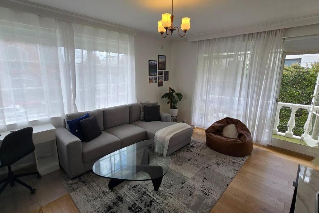 Elsternwick Easy Living - 2 Bedroom Sleeping 4 *