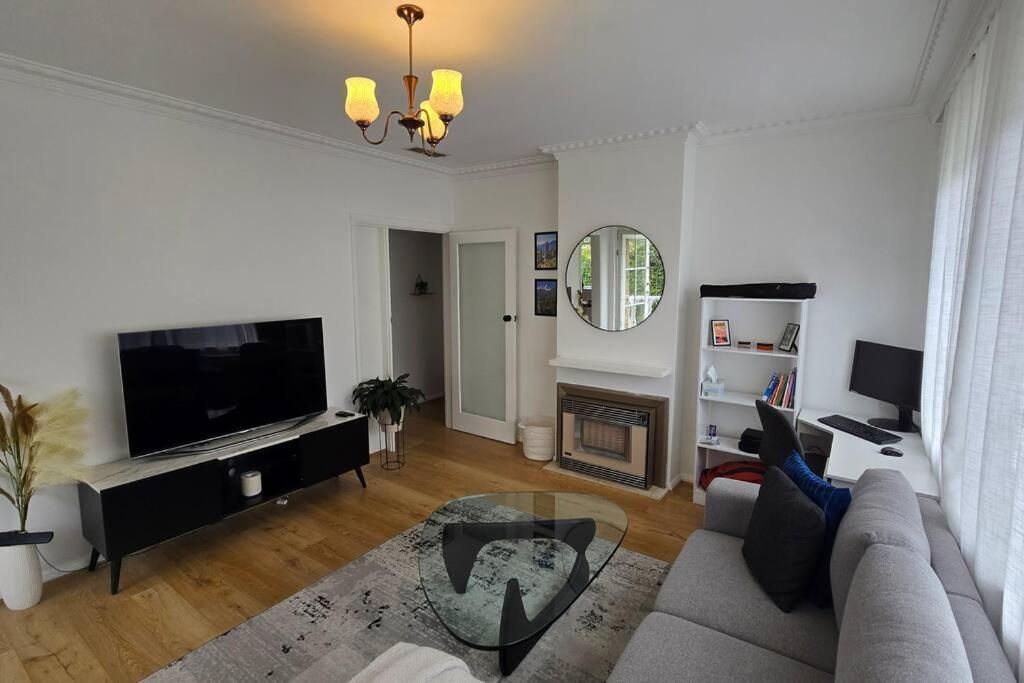 Elsternwick Easy Living - 2 Bedroom Sleeping 4 *