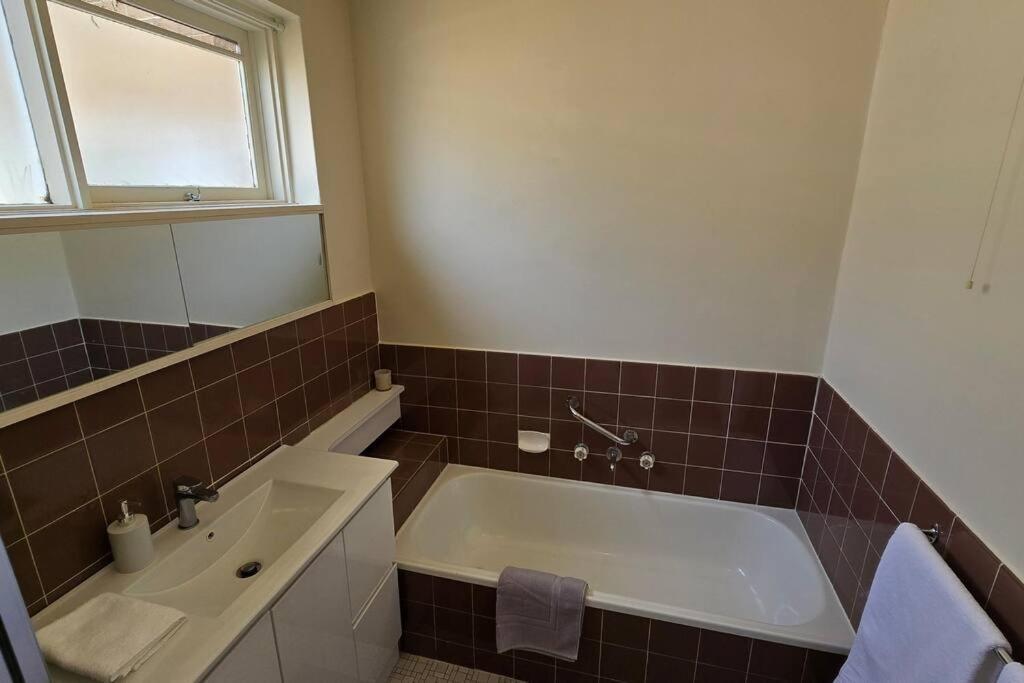Elsternwick Easy Living - 2 Bedroom Sleeping 4