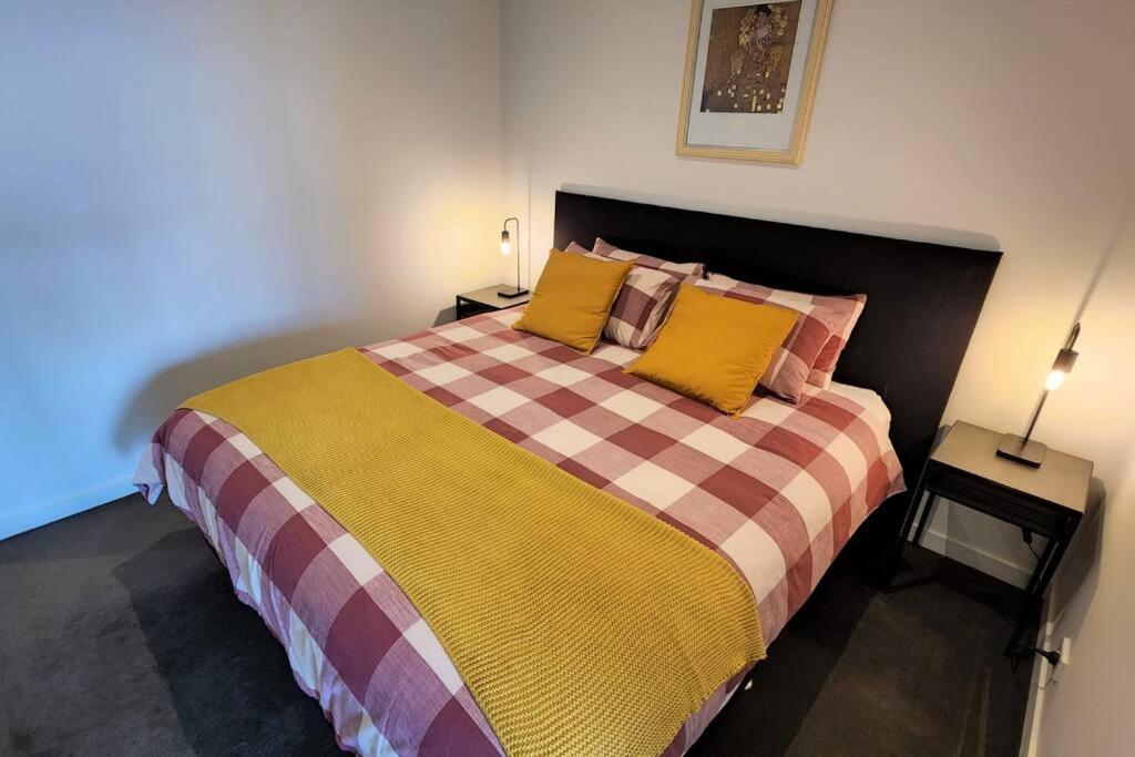 St Kilda Vibes - Views, Airy 1 Bed Sleeps 2-4 *