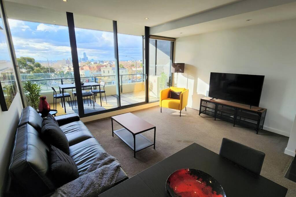 St Kilda Vibes - Views, Airy 1 Bed Sleeps 2-4 * Melbourne