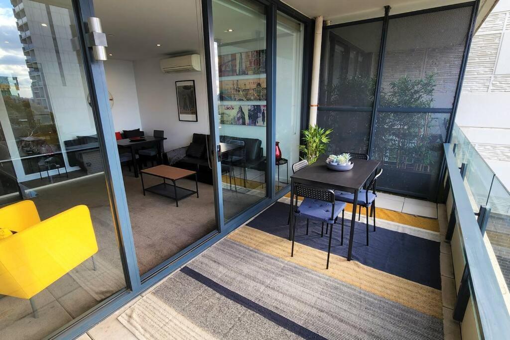 Apartment St Kilda Vibes - Views, Airy 1 Bed Sleeps 2-4 Melbourne