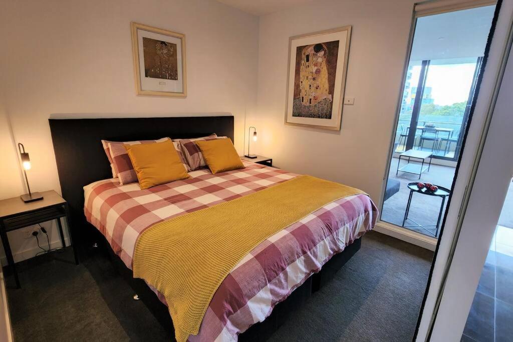 St Kilda Vibes - Views, Airy 1 Bed Sleeps 2-4