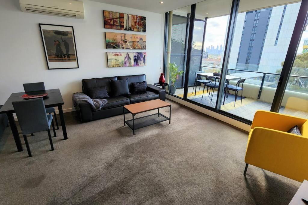 St Kilda Vibes - Views, Airy 1 Bed Sleeps 2-4 Apartment