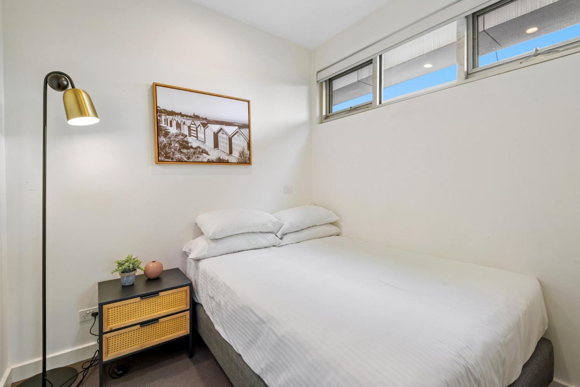 Modern 2-bed St Kilda Near Shops Apartment *