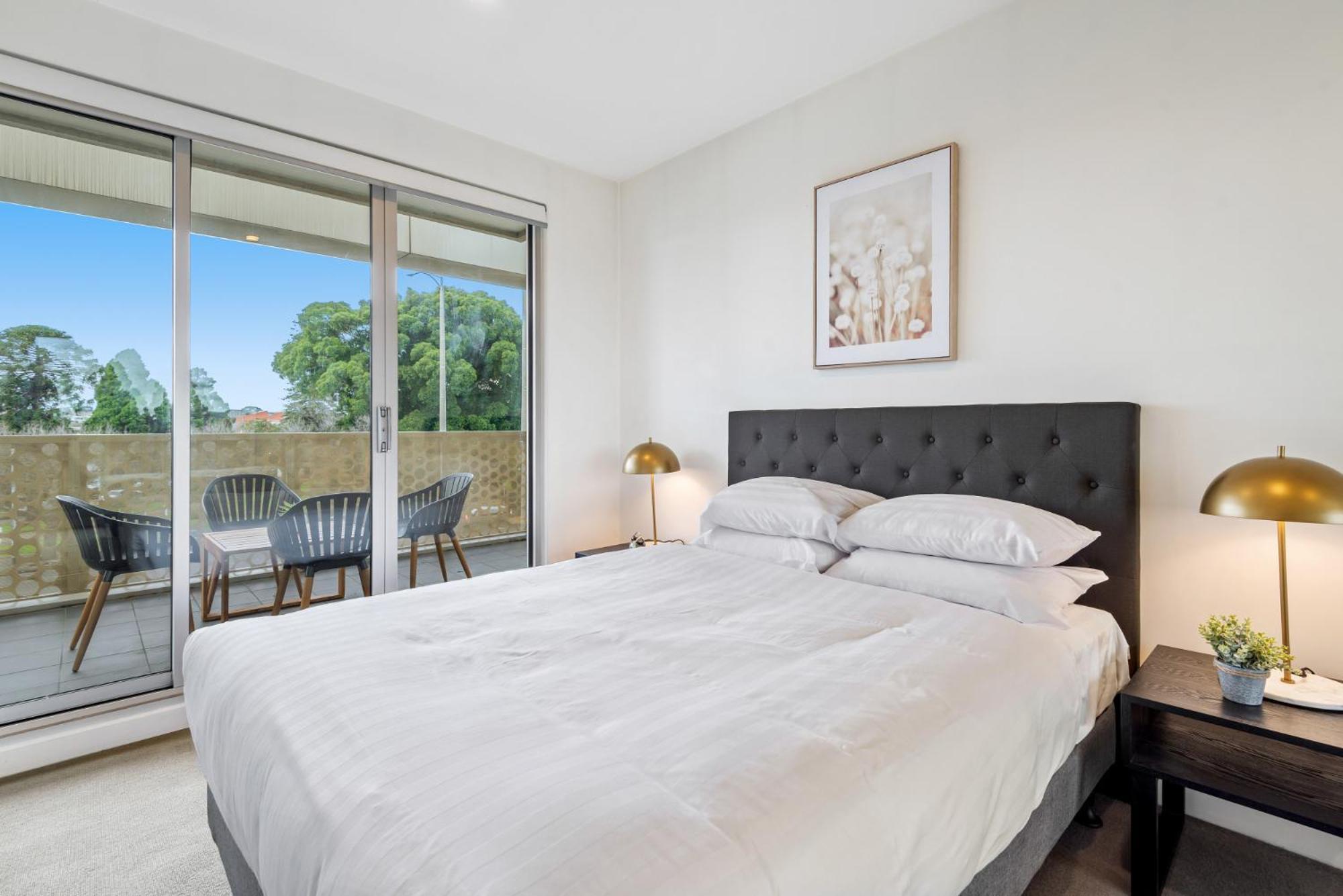Modern 2-bed St Kilda Near Shops