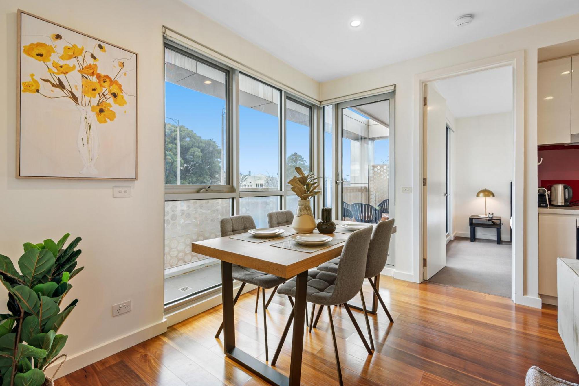 Modern 2-bed St Kilda Near Shops
