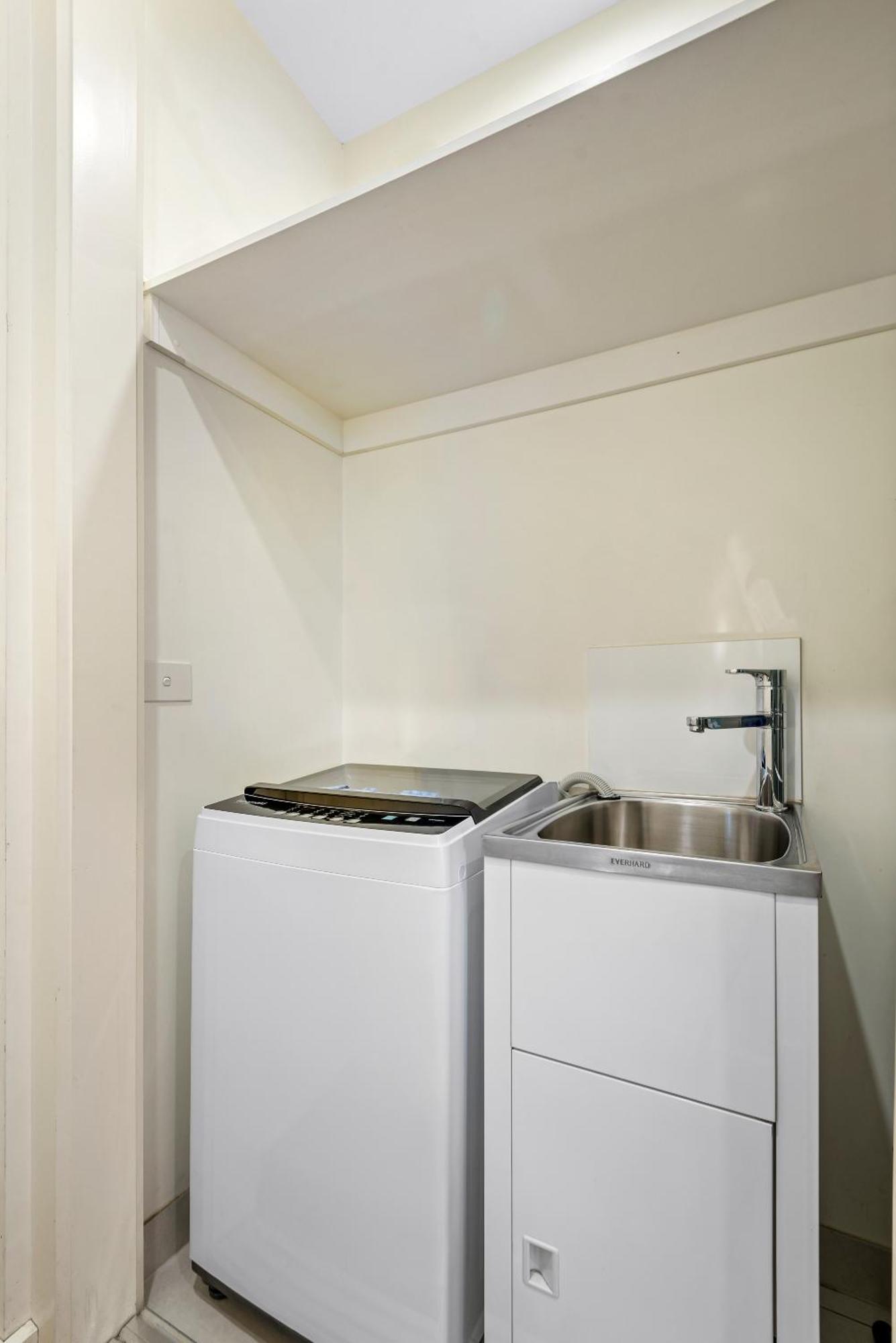 Modern 2-bed St Kilda Near Shops