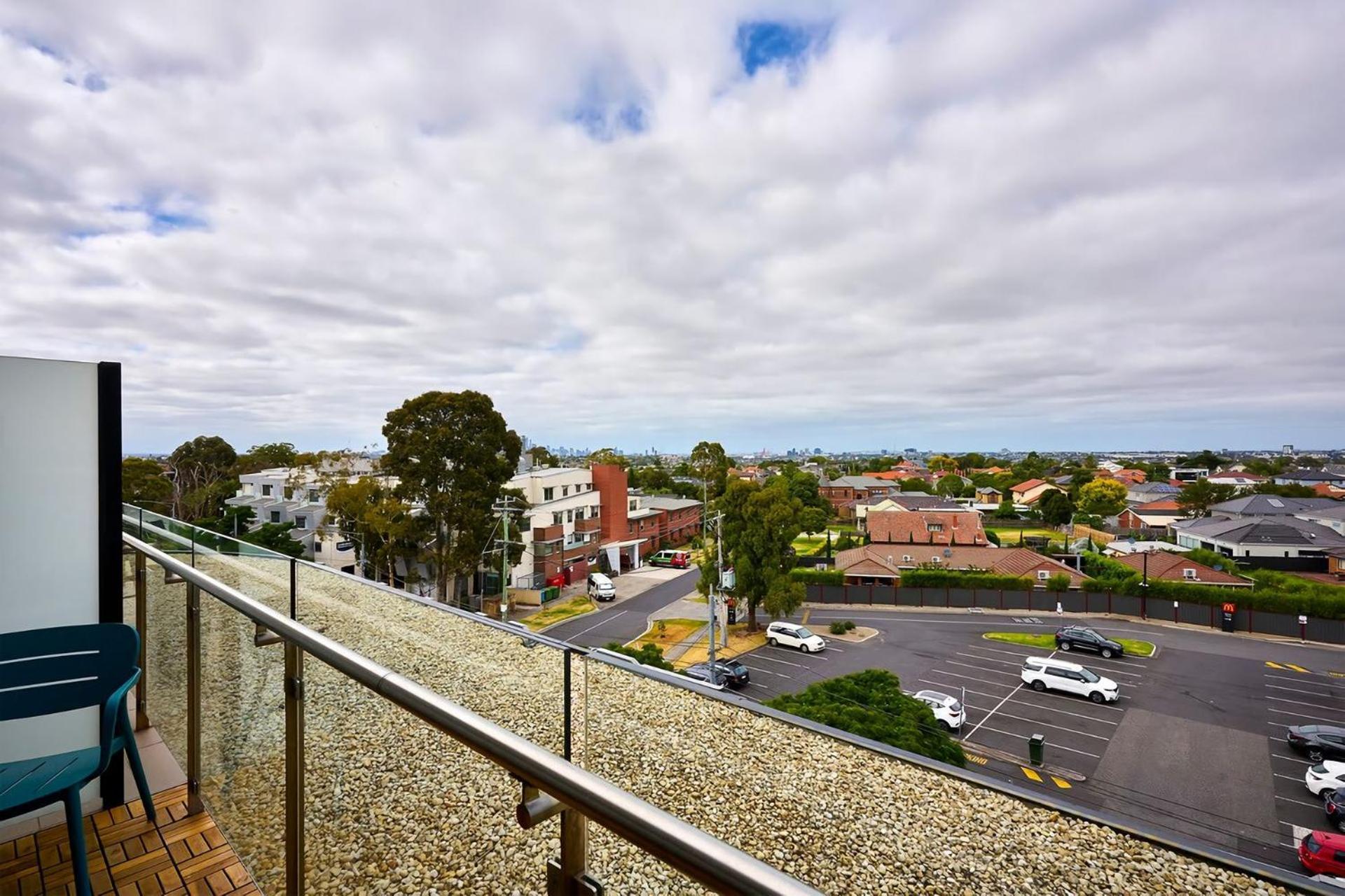 Stylish Urban Retreat With Spectacular Views And Prime Location Melbourne
