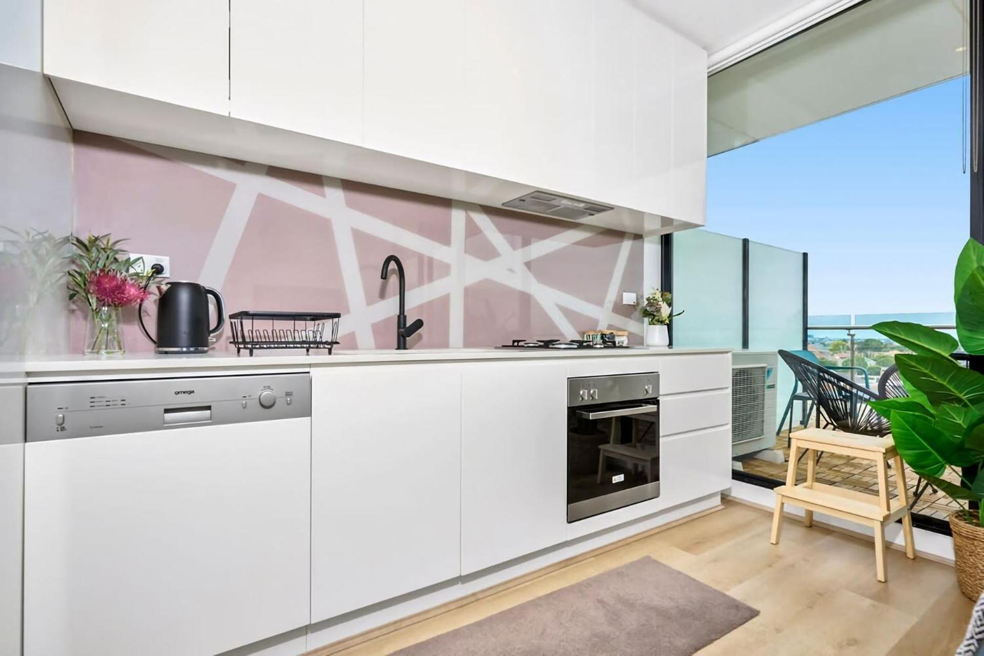 Apartment Stylish Urban Retreat With Spectacular Views And Prime Location