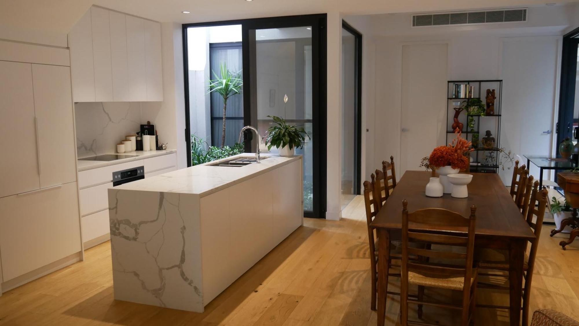 Brilliant 2brm, Fully Renovated Art Deco Classic Melbourne