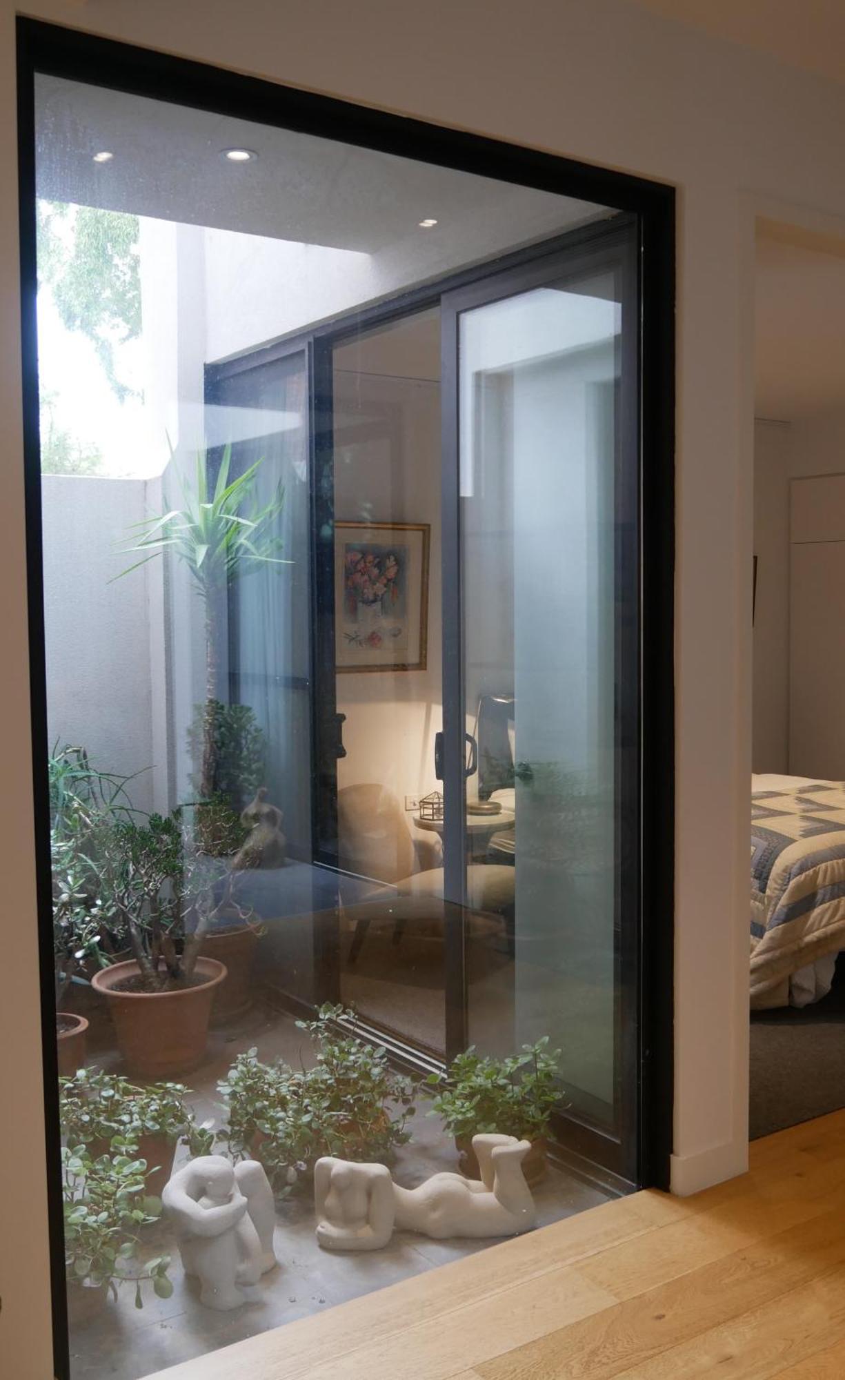 Brilliant 2brm, Fully Renovated Art Deco Classic Apartment *