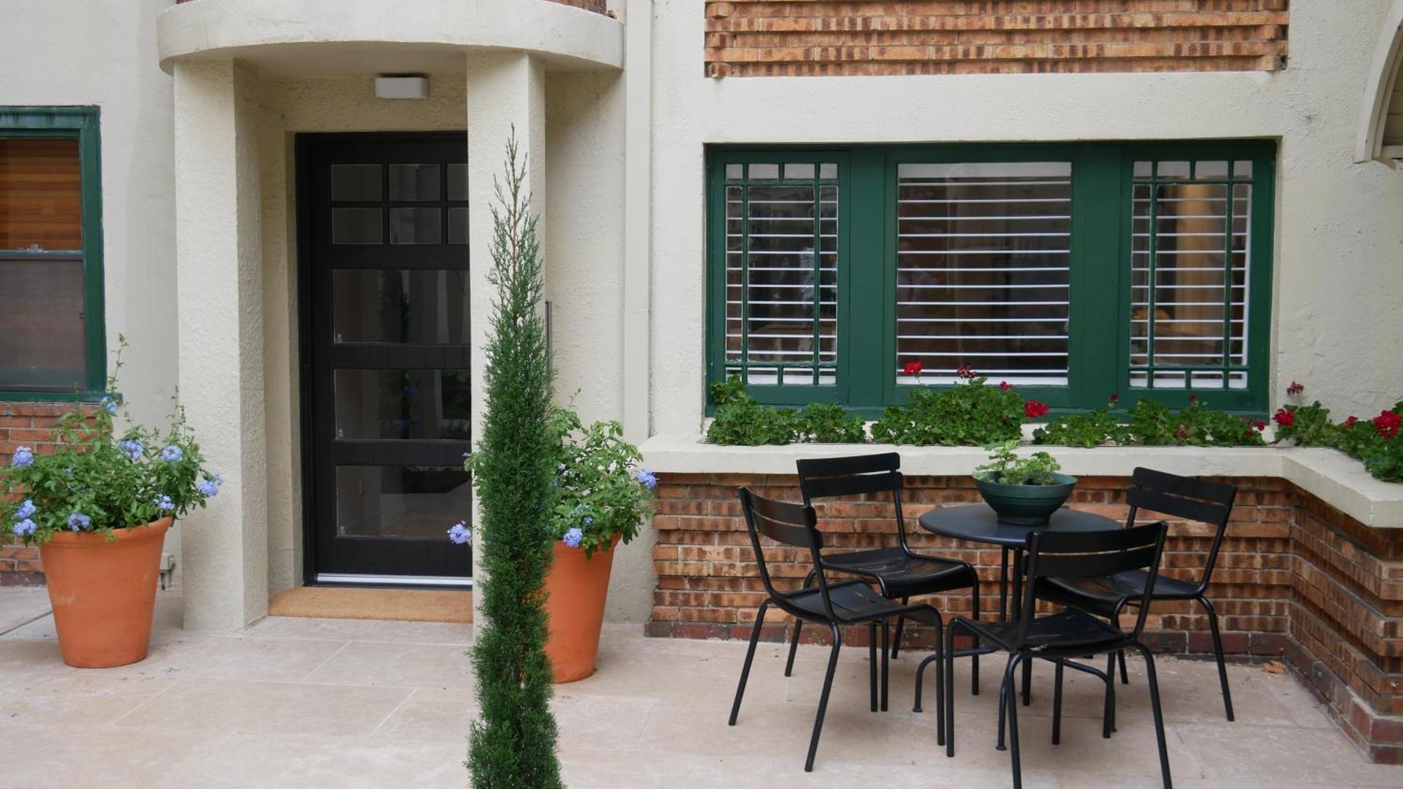 Brilliant 2brm, Fully Renovated Art Deco Classic Apartment