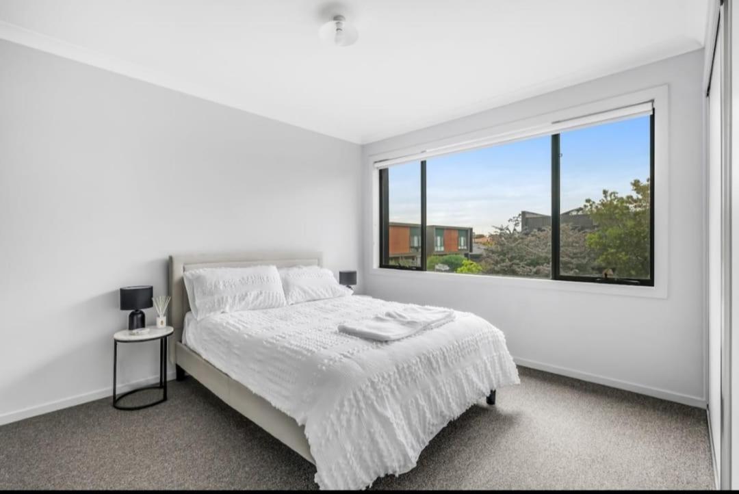 Luxurious 3- Bedroom Retreat Melbourne