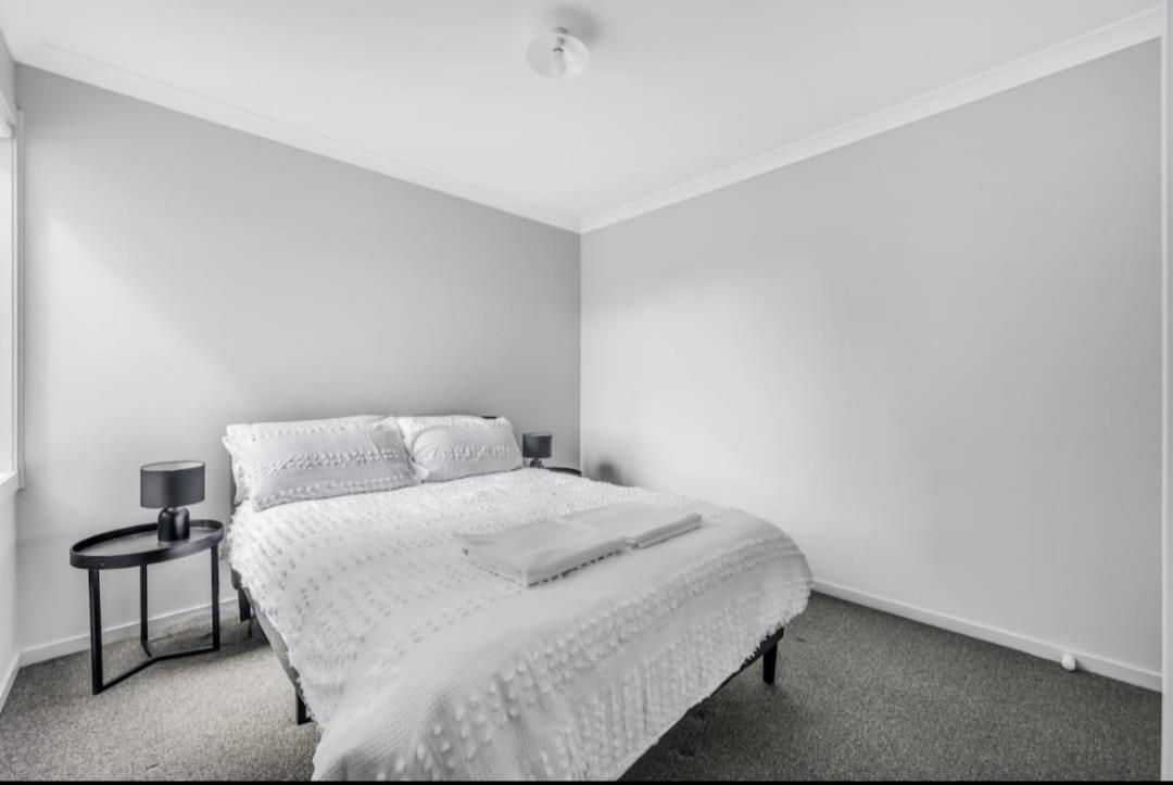 Luxurious 3- Bedroom Retreat * Melbourne