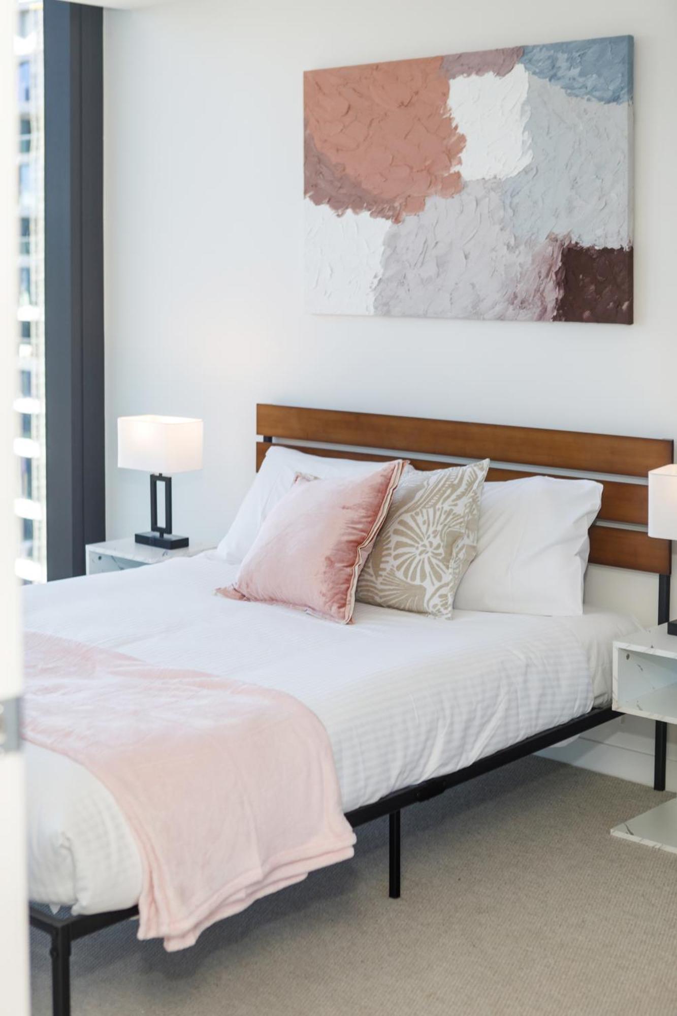 Stylish & Spacious Nyc Style, Cbd 3br