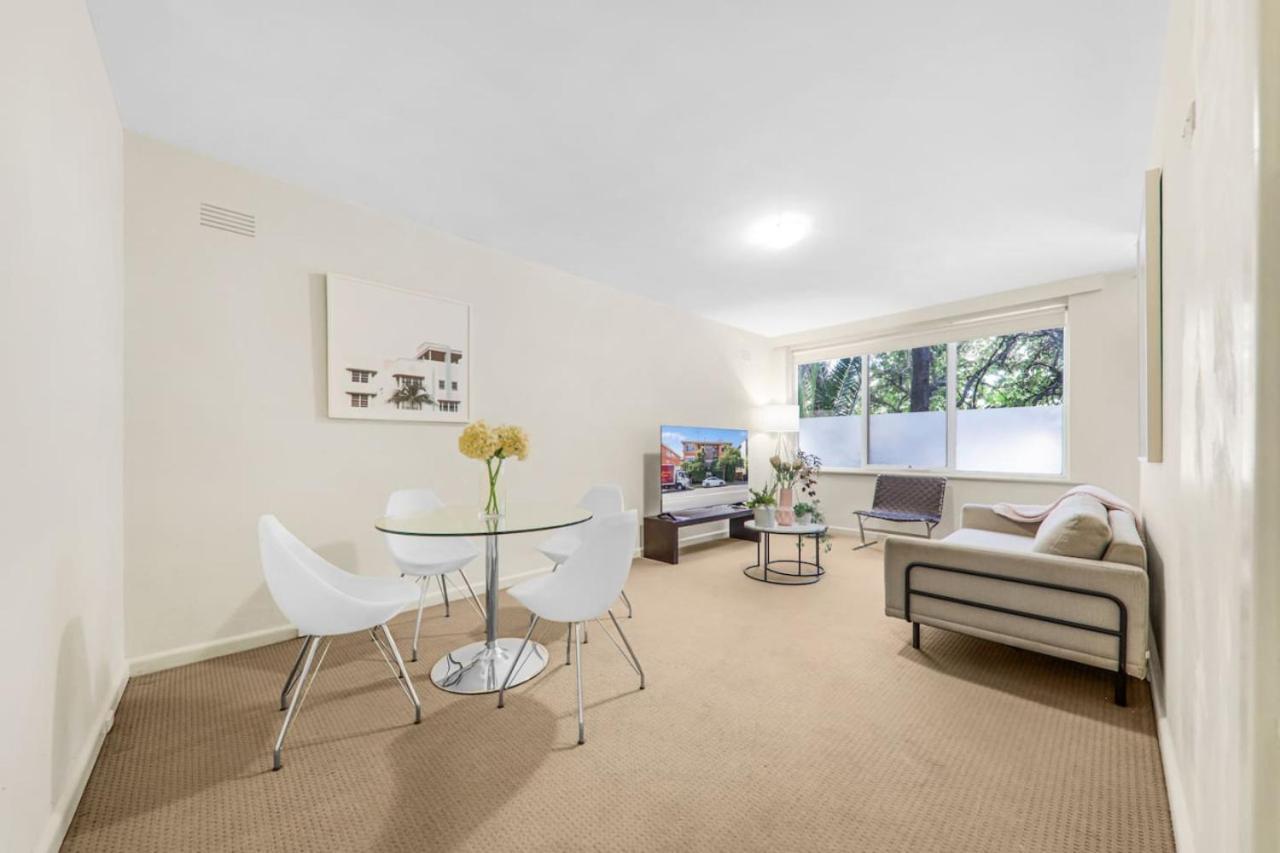 3 Bedroom 60s Retro By Alma Park Melbourne