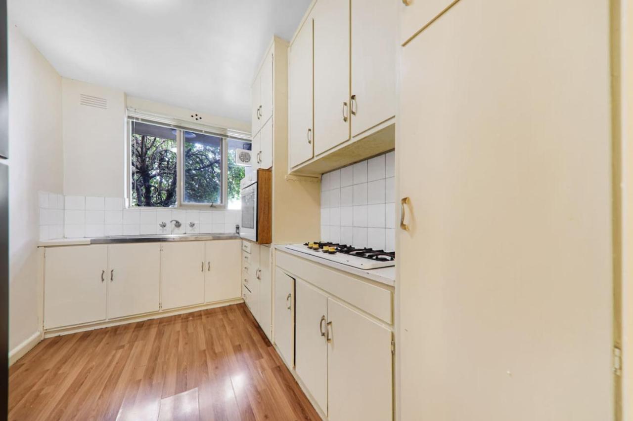 3 Bedroom 60s Retro By Alma Park Apartment *