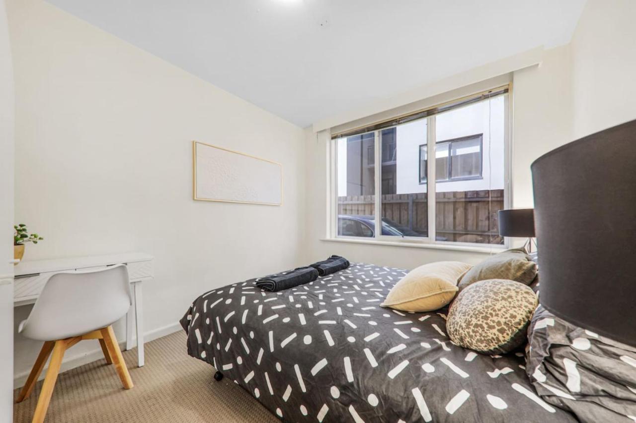 3 Bedroom 60s Retro By Alma Park Melbourne