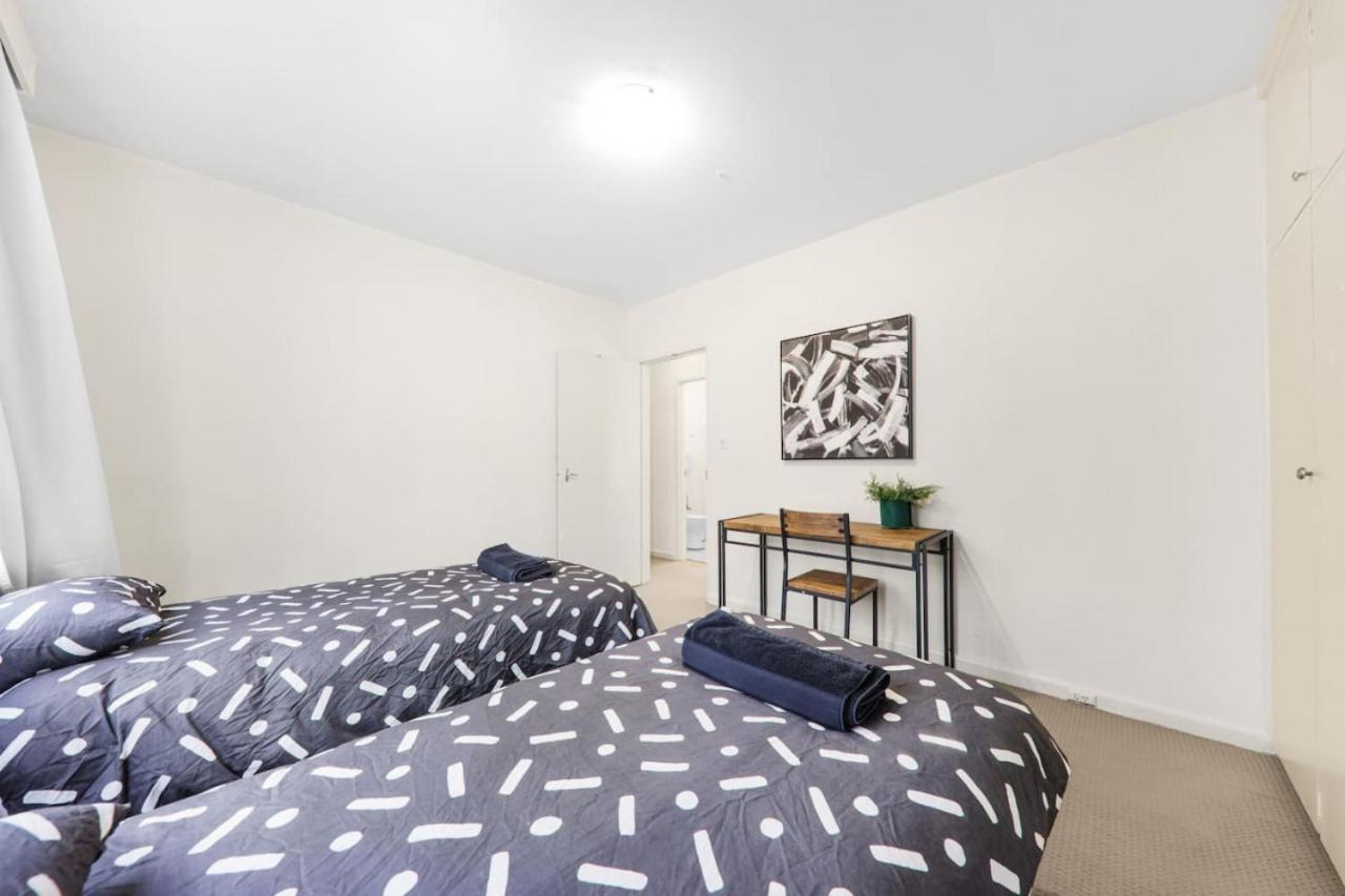 3 Bedroom 60s Retro By Alma Park Melbourne