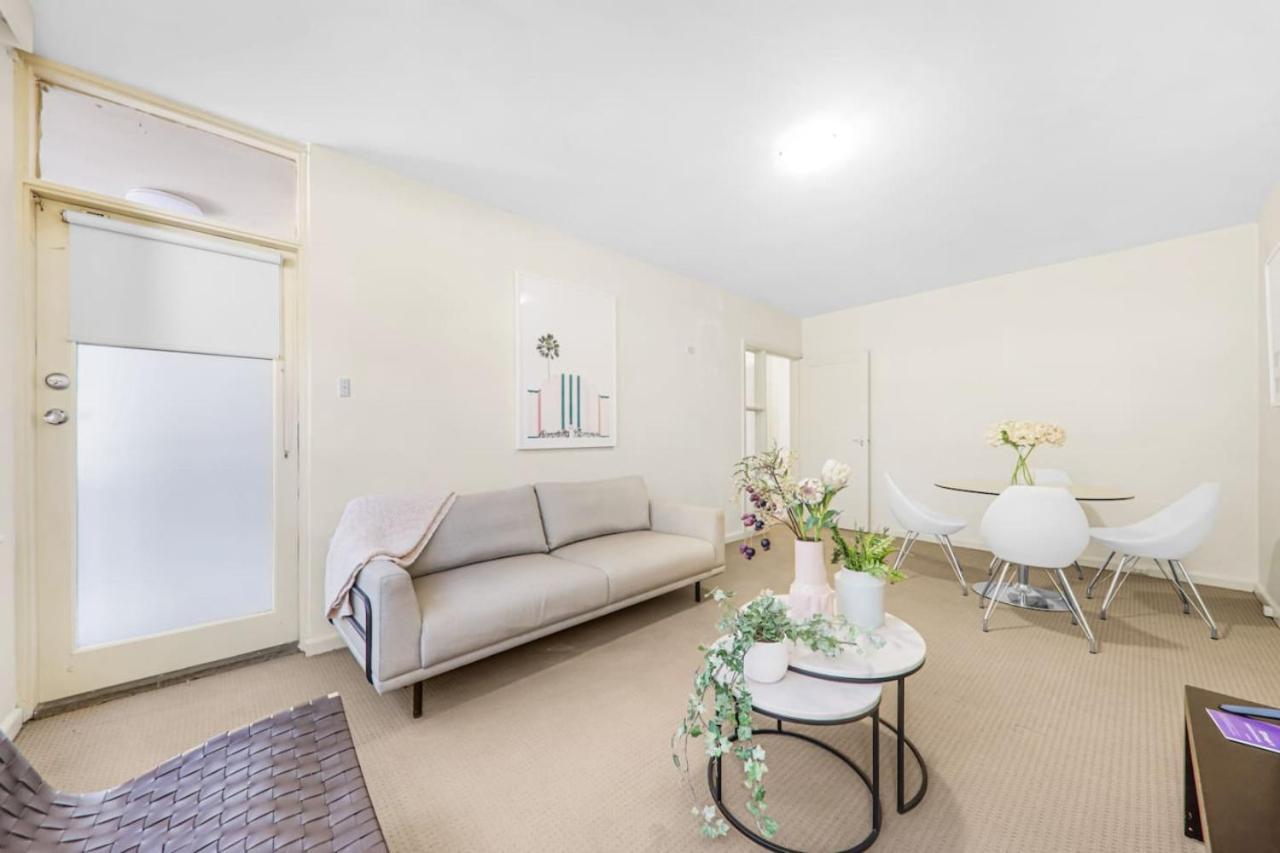 3 Bedroom 60s Retro By Alma Park * Melbourne