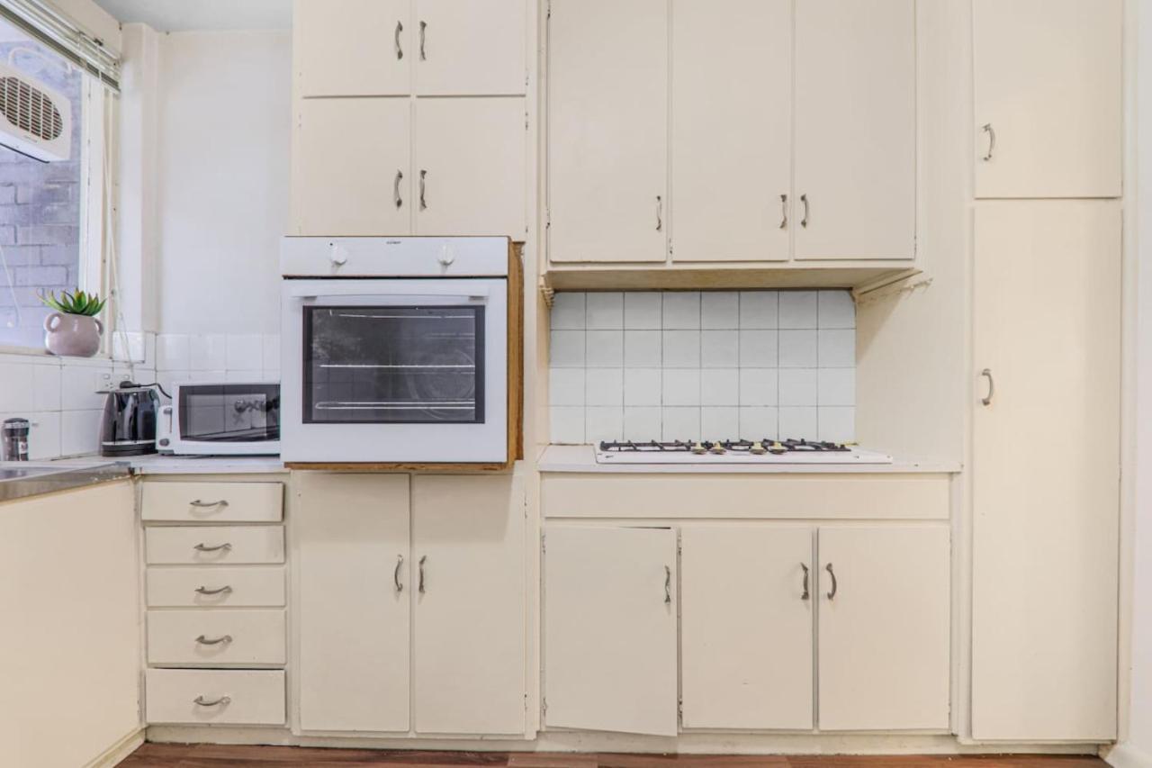 3 Bedroom 60s Retro By Alma Park
