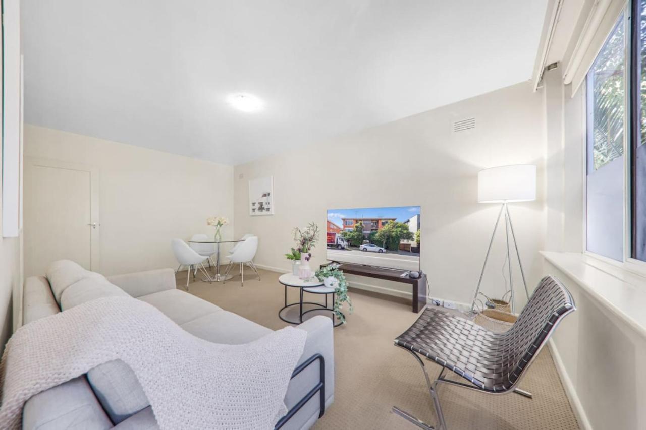 3 Bedroom 60s Retro By Alma Park Apartment