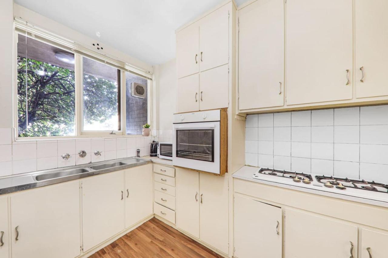 3 Bedroom 60s Retro By Alma Park Apartment *