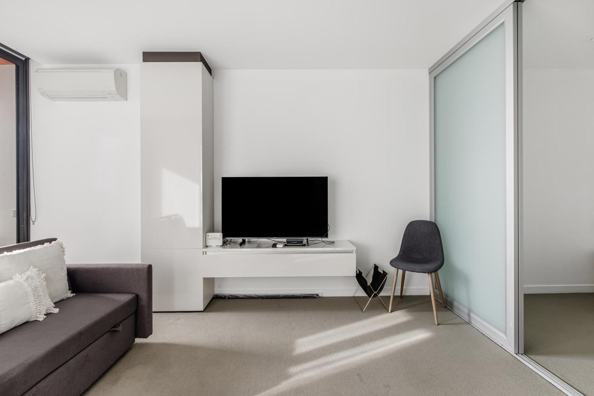 Modern Nomads Prime Cbd 2br Modern Haven With Pool & Gym Melbourne