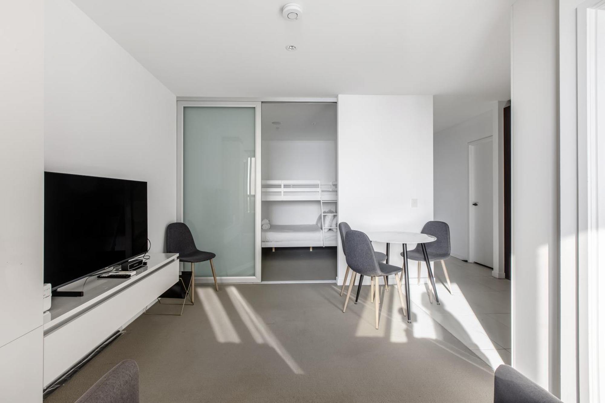 Apartment Modern Nomads Prime Cbd 2br Modern Haven With Pool & Gym *