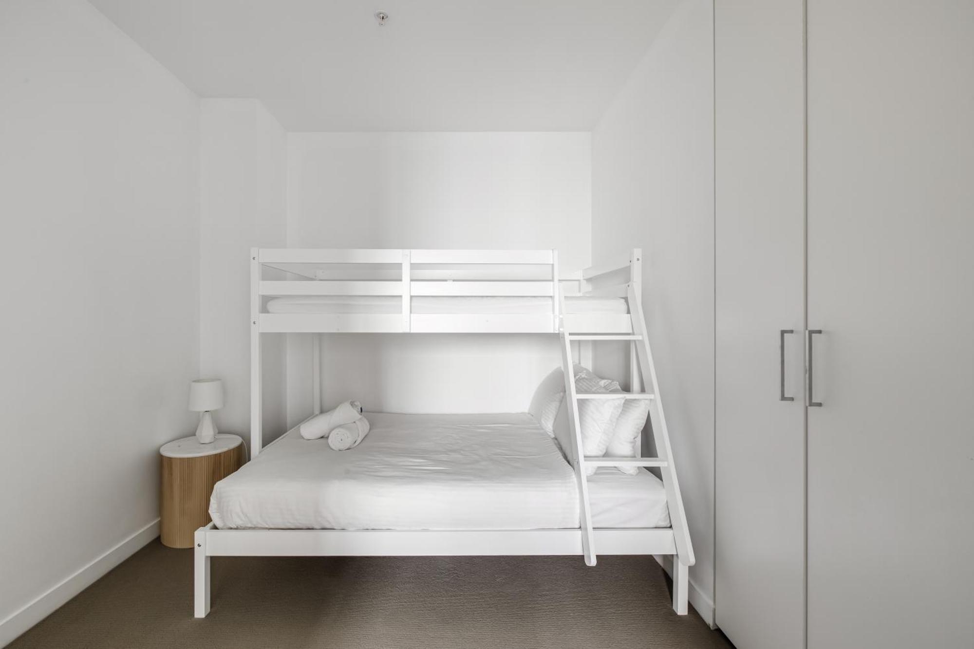 Modern Nomads Prime Cbd 2br Modern Haven With Pool & Gym Melbourne