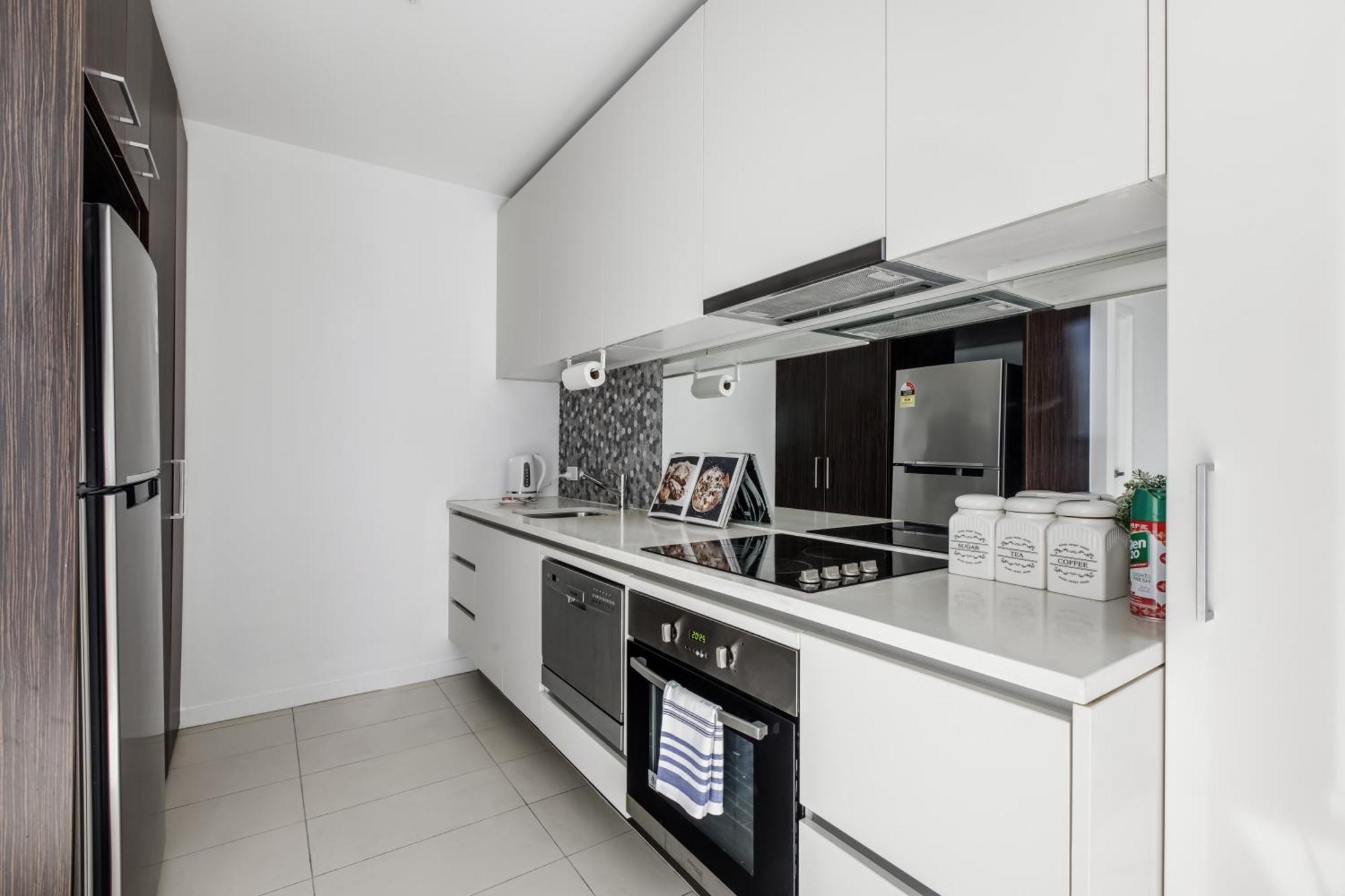 Apartment Modern Nomads Prime Cbd 2br Modern Haven With Pool & Gym Melbourne