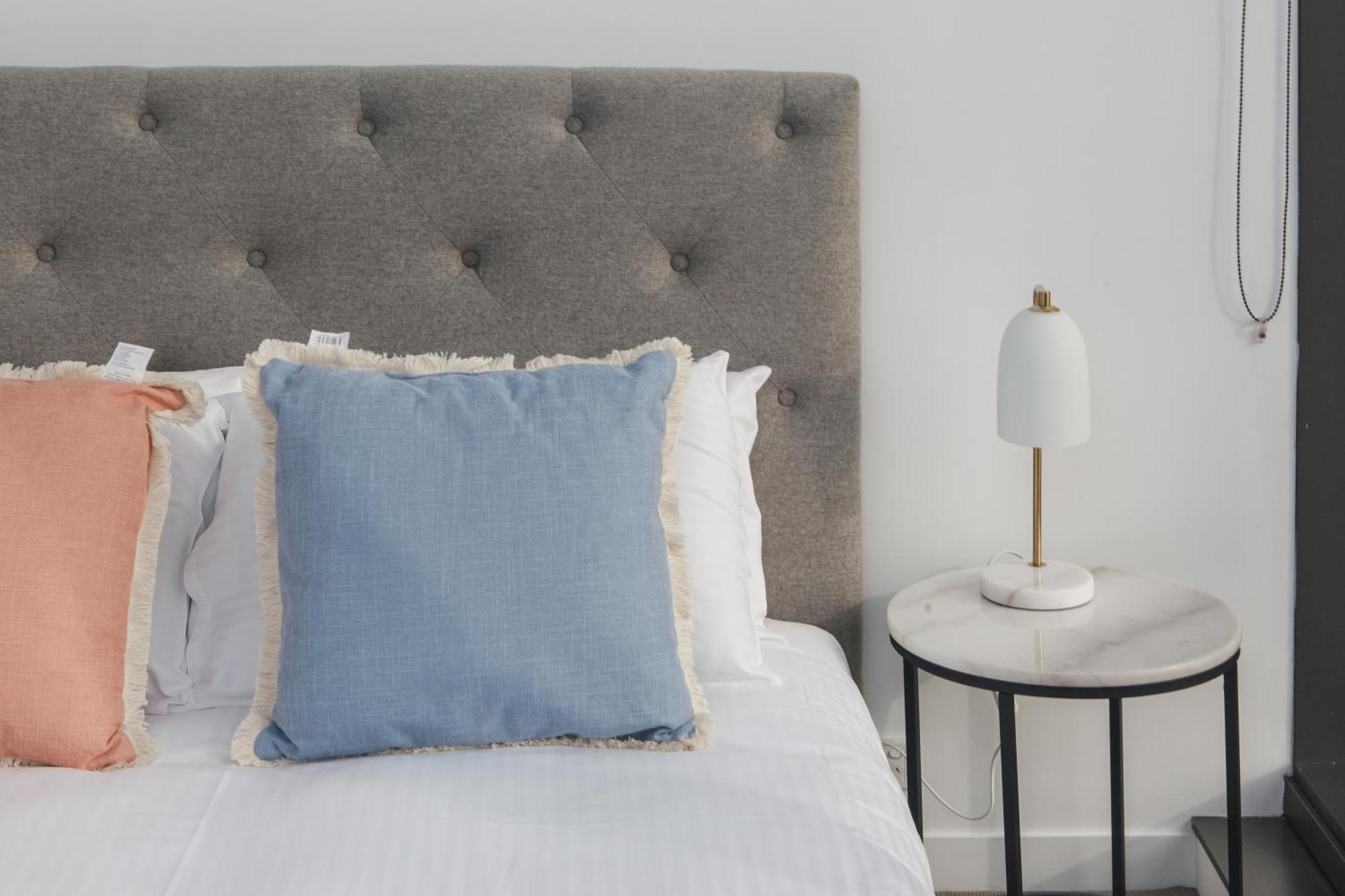 Modern Nomads Prime Cbd 2br Modern Haven With Pool & Gym Melbourne