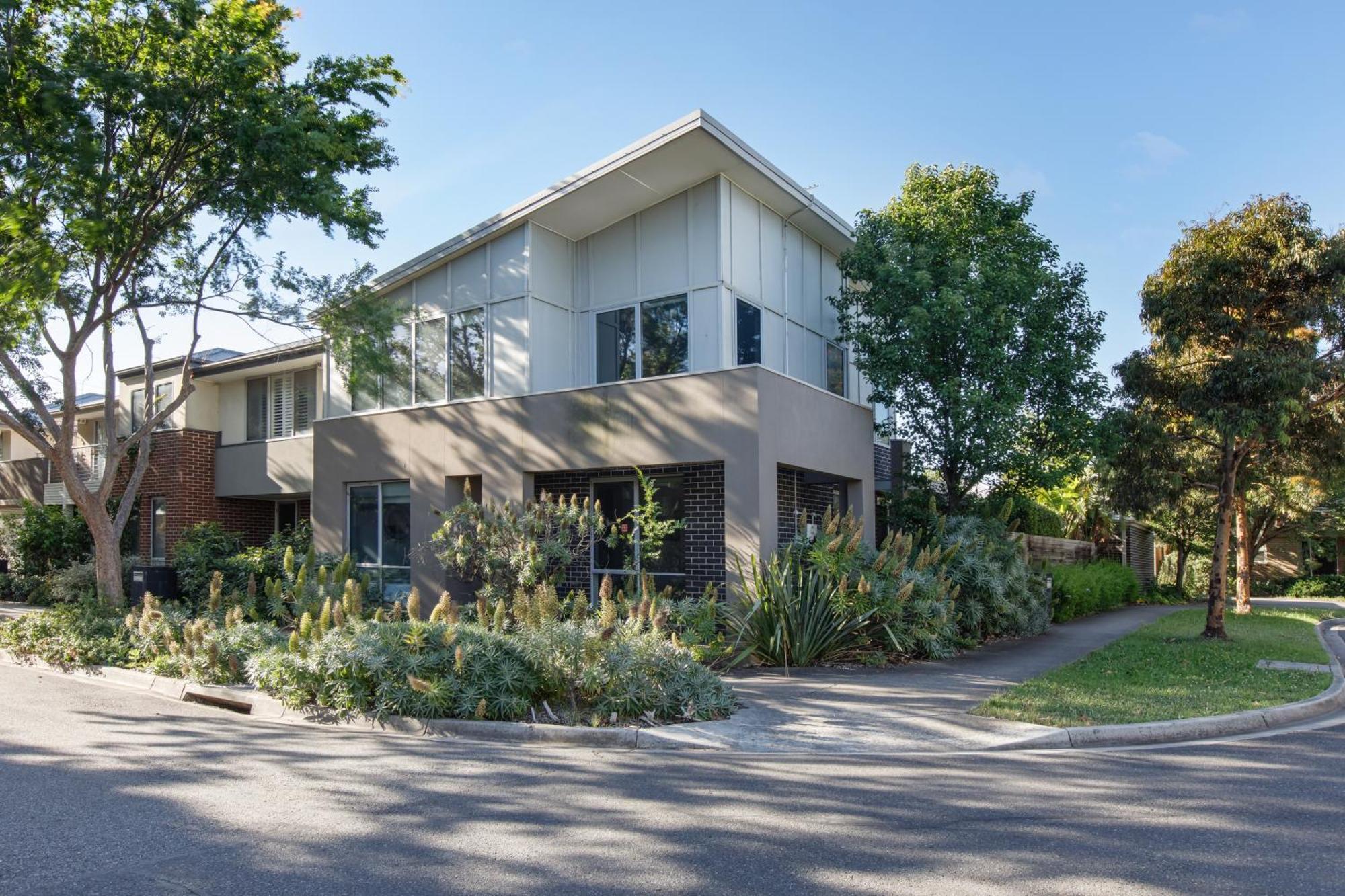 Leafy Family With Outdoor Dining Near Cbd *