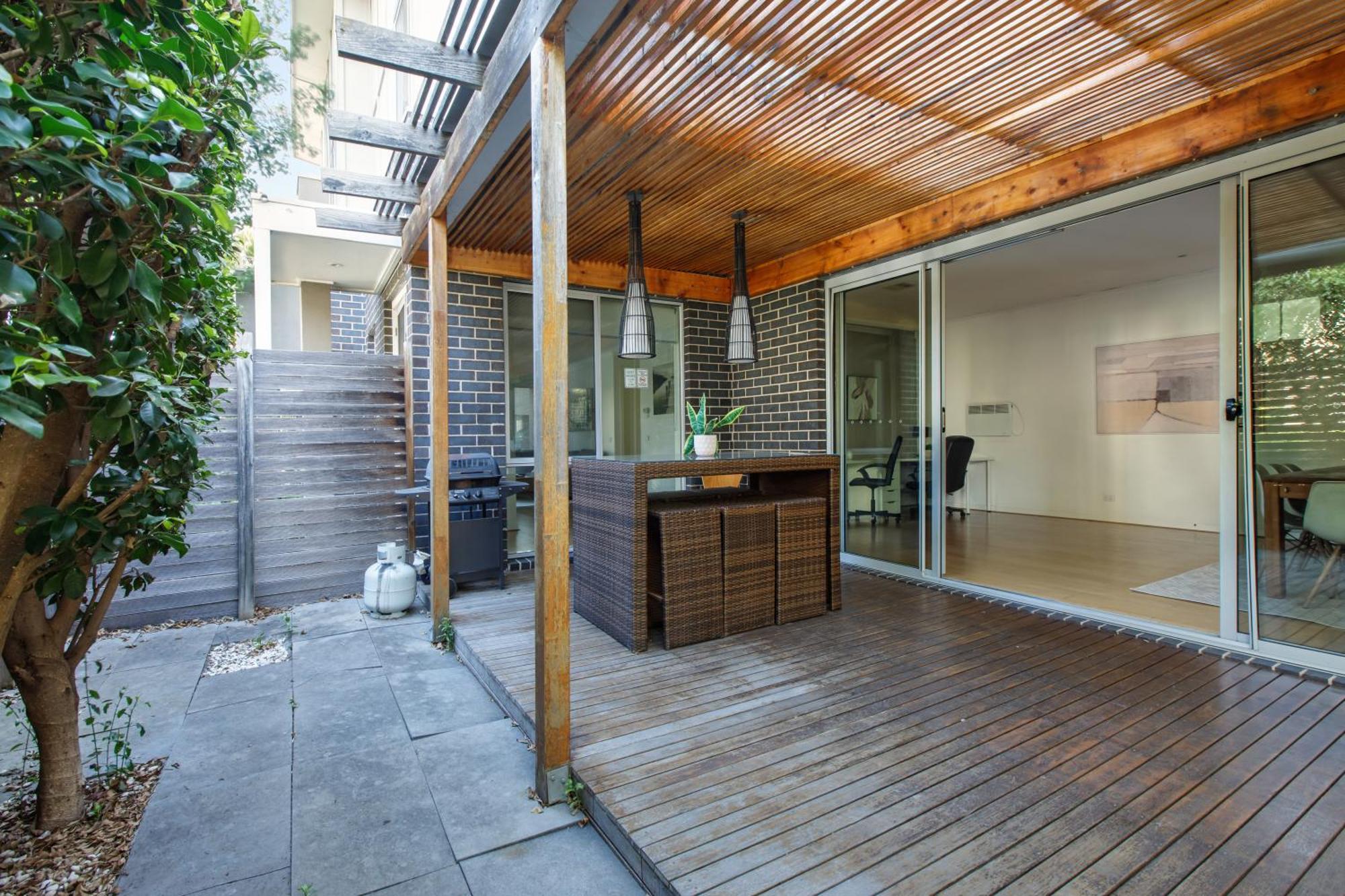 Leafy Family With Outdoor Dining Near Cbd