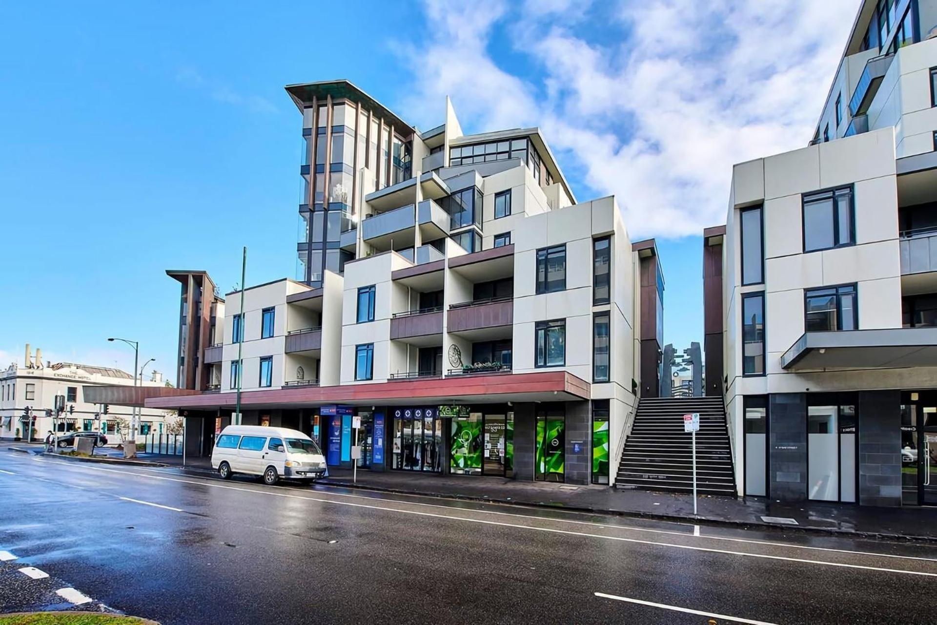Apartment Heart Of Port Melbourne: Urban Escape Melbourne