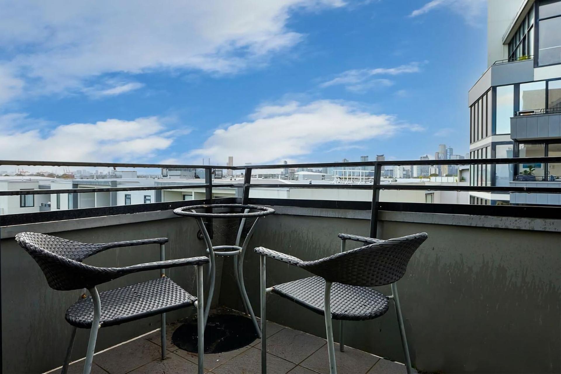 Heart Of Port Melbourne: Urban Escape Apartment *