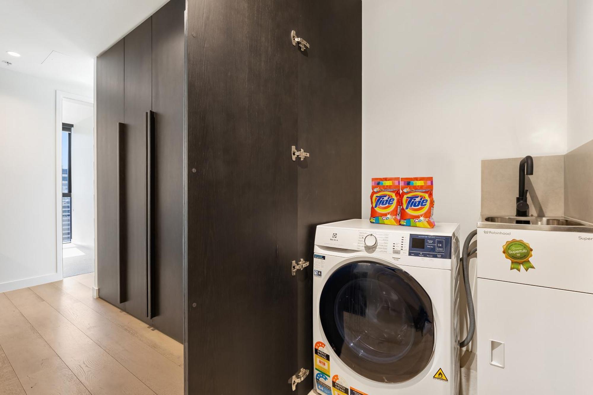 Lux Shortstay Two Bedroom At Collins House
