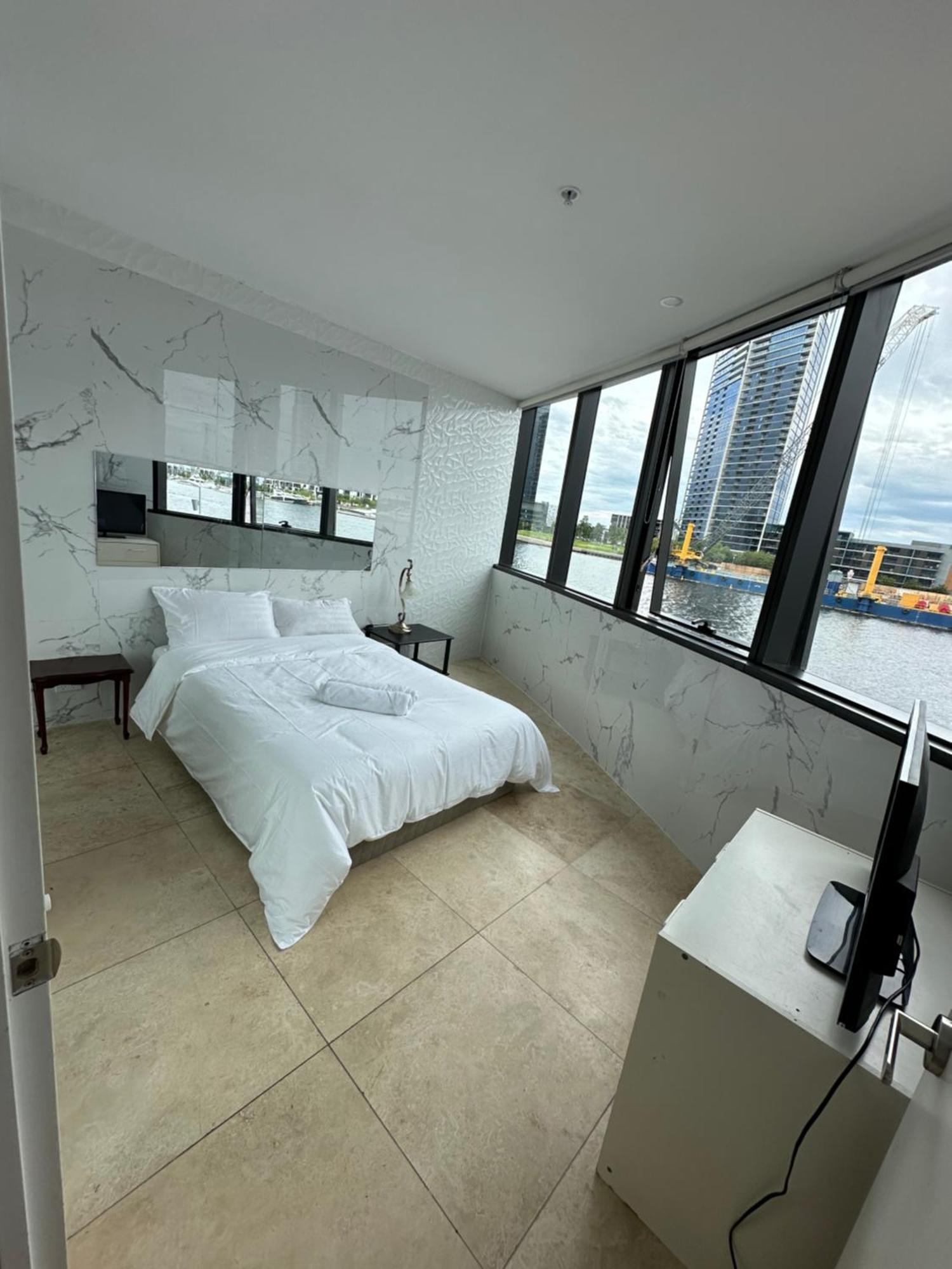 Albergue Yarra River Waterfront Stunning Water View Two Entrance Big Fire Works Downstairs Paid Swimming Pool Gym And Private Free Tram Melbourne