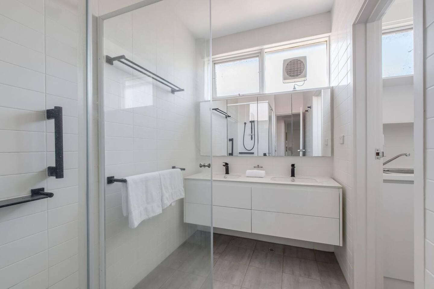 Apartment A Radiant Escape Steps From Shops And Metro *
