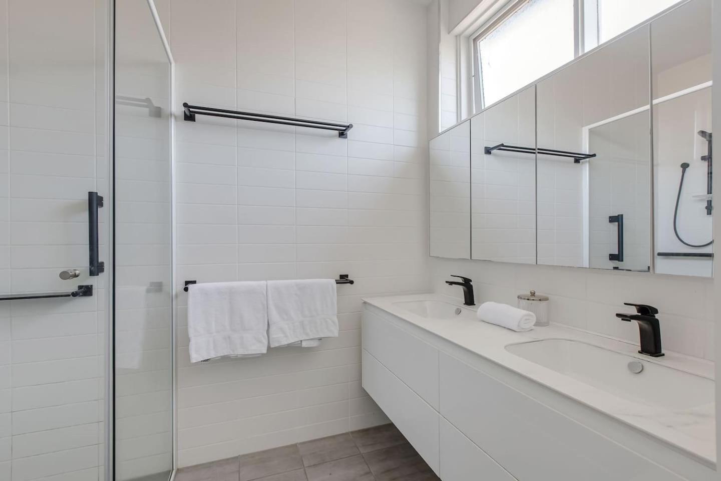 A Radiant Escape Steps From Shops And Metro Melbourne