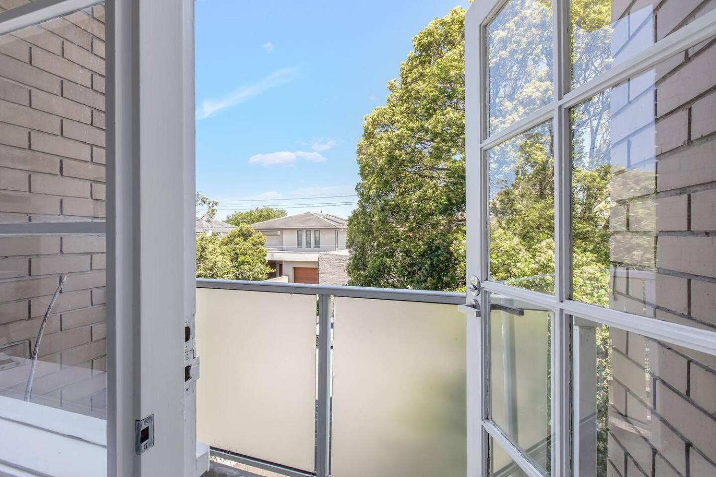 Apartment A Radiant Escape Steps From Shops And Metro