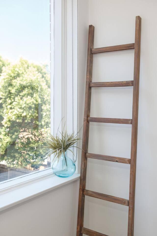Apartment A Radiant Escape Steps From Shops And Metro *